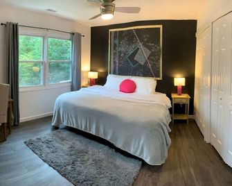 The Haven- by Downtown, I-40 & Lake. Wood view - Cookeville - Yatak Odası