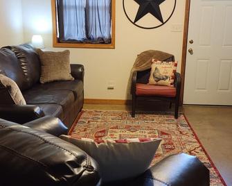 Creekside # 3 - Your Home Away From Home! - Murfreesboro - Living room