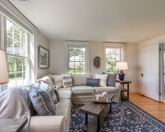 Dew Drop 4: Classic Waterfront Cape on the Harbor of Maine Coastal Village - Port Clyde - Living room