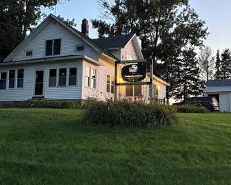 Destination Driftless- A Trailside Retreat - Darlington - Building