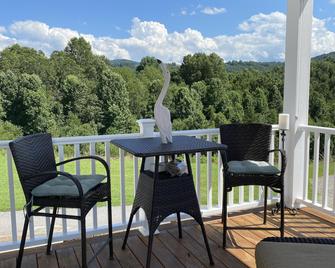 Shirley's Bed And Breakfast - Roanoke - Balcón