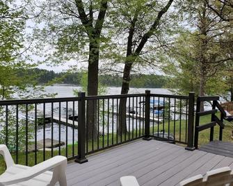 Lakeside Cottage! - Spooner - Balcony
