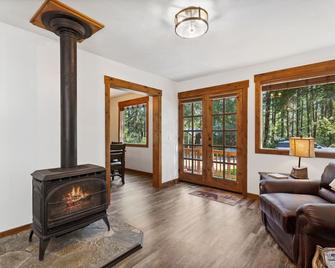 Premier Location-The Cozy West Glacier Cabin - West Glacier - Sala de estar