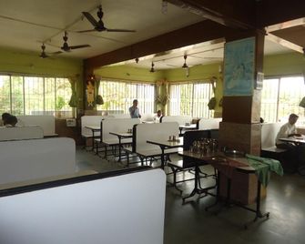 Nashik Guest House - Nashik - Restaurante