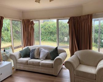 Elevated location, 800 metres to the Rye foreshore and shops - Rye - Living room