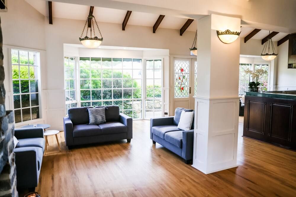 Elizabethan Lodge - Blackburn - Living room