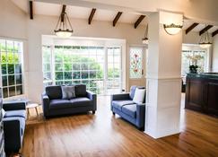 Elizabethan Lodge - Blackburn - Living room