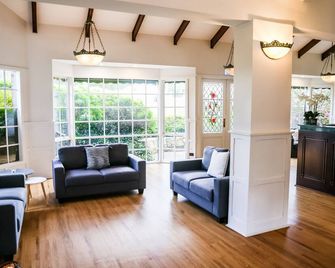 Elizabethan Lodge - Blackburn - Living room