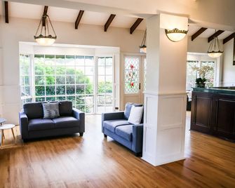 Elizabethan Lodge - Blackburn - Living room