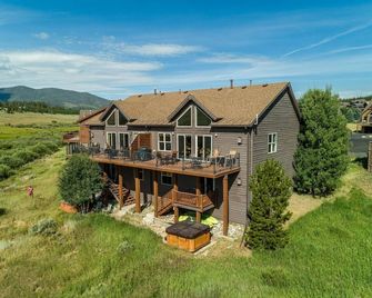 Mountain Bliss | 3 Br Retreat W/ Views + Hot Tub - Tabernash - Edificio
