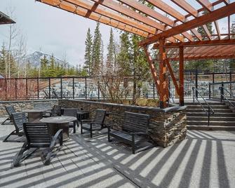 Spacious (700 sqft) 1 Bedroom/1 Bath cozy Condo /Pool & Hot tubs - Canmore - Patio