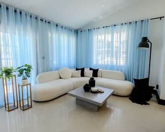 Luxury Oasis for 11: Pool & Games, 15 Min to Beach - Fort Lauderdale - Living room