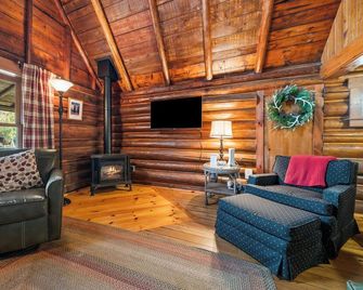Haines Landing - 7 Spruce Street - shared waterfront on Mooselook - Oquossoc - Sala de estar