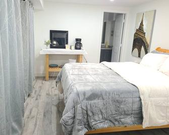 Sky Guest House - Cozy and Relaxing stay with 5 mins away mountain scenic views. - Maple Ridge - Bedroom