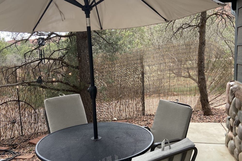 Red Rock Retreat: Hot tub, walk to creek for swimming,. - Sedona - Patio