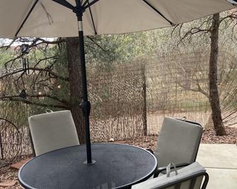 Red Rock Retreat: Hot tub, walk to creek for swimming,. - Sedona - Patio