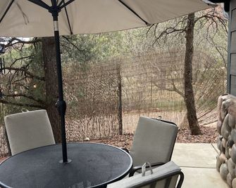 Red Rock Retreat: Hot tub, walk to creek for swimming,. - Sedona - Patio