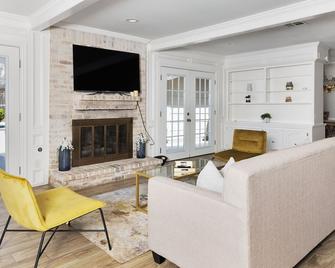 Houston Luxury 4br/3ba and Pool - Sugar Land - Living room