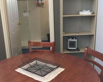 Charming Hilltop Cottage: Lake view with lots of garden around - 원브로 - 다이닝룸