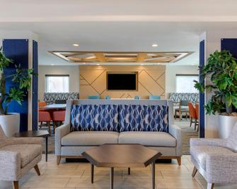 Holiday Inn Express Colton-Riverside North - Colton - Living room