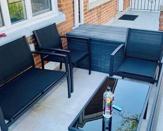 3br/2ba With Private Patio - Queens - Parveke