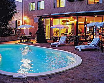 Perth Central City Stay Apartment Hotel - Perth - Pool