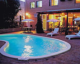 Perth Central City Stay Apartment Hotel - Perth - Piscina