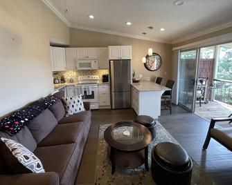 Beautiful lake front studio condo kings beach - Tahoe Vista - Living room