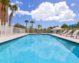 Holiday Inn Express & Suites Fort Pierce West - Fort Pierce - Pool