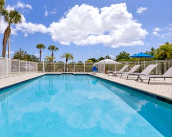 Holiday Inn Express & Suites Fort Pierce West By IHG - Fort Pierce - Pool