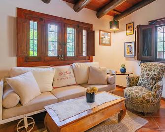 Aspromonte Yellow House - Bitonto