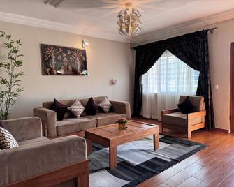 Akhard Haus - Buea - Living room