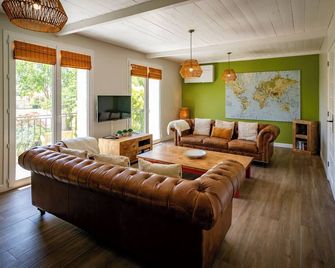 Luxury 3 Bedroom Gîte-Plunge Pool near Narbonne & Canal du Midi. Up to 6 Guests - Saint-Nazaire-d'Aude - Sala de estar