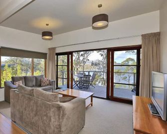 Stewarts Bay Lodge - Port Arthur - Living room