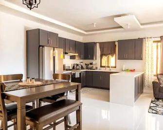 Leah's Retreat! 3-bedroom, house located 5 minutes from Ocho Rios attractions. - Ocho Rios - Kitchen