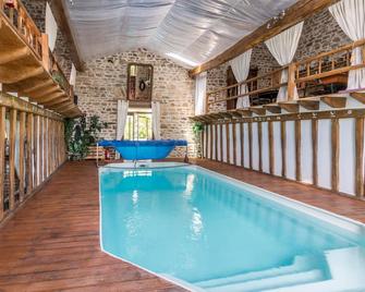 Gite with private indoor pool, fishing pond and animals - Bonnat - Piscina