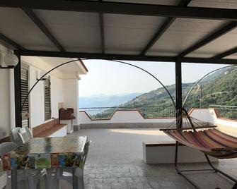 Apartment in front of the Aeolian Islands: terrace with beautiful panoramic view - Gioiosa Marea - Balcone