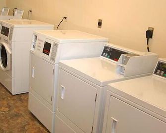 White House Suites - Plainfield - Prádelna
