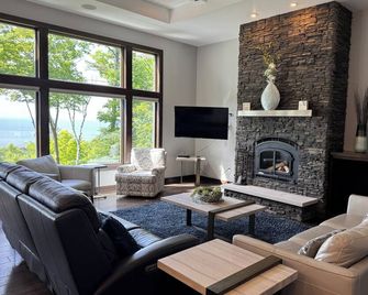 Sunsets On The Bluff! Waterview! - Egg Harbor - Wohnzimmer
