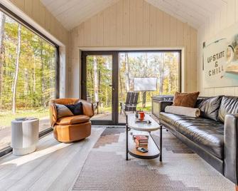 Catskill Modern Tiny Escape Hot Tub Pizza Oven - Jefferson - Sala de estar