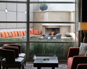 Relaxing Hotel w/ Rooftop Dining, Outdoor Pool, and Iconic LA Skyline Views - לוס אנג'לס - טרקלין