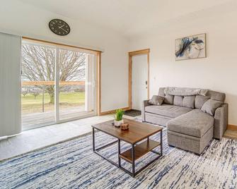 4 Mi to Lake Erie Condo with Golf Course Views! - Erie - Living room