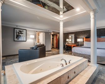 Monte Carlo Inn - Barrie Suites - Barrie