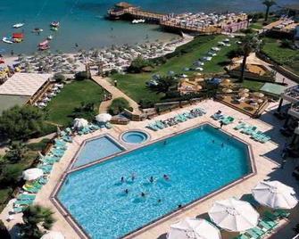 Suzer Sun Dreams Hotels and Spa - Τσεσμέ - Πισίνα