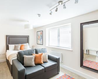 Central Gate Apartments by House of Fisher - Newbury - Schlafzimmer