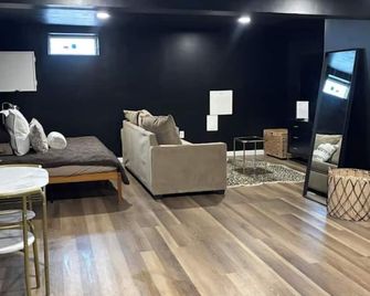 Cozy Speakeasy Inspired Studio in DC - Washington, D.C. - Living room