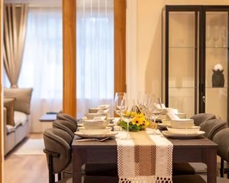 The Light & Luxe Haven - Shepperton - Dining room
