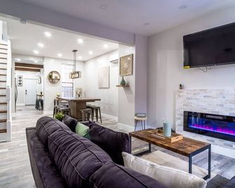 Spacious Midtown HBG home just minutes from the Farm Show Complex and Hersey Park - Harrisburg - Living room