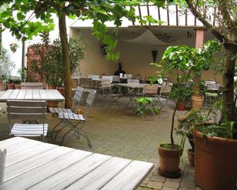 Vivo-Vino - Weisenheim am Sand - Innenhof
