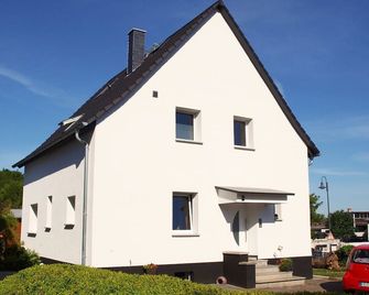 Nice apartment centrally located in the Rhine-Main area - Schöneck - Gebäude